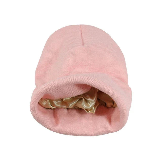 Dames wintermuts voor anti-kroes haar. Blijf warm en bescherm je kapsel met dit gebreide hoofddeksel.