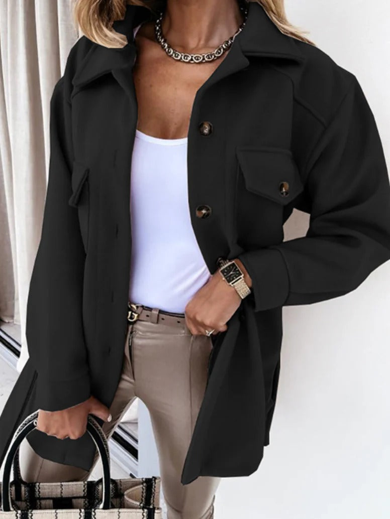 Lichtgewicht damesjas, perfect voor een modieuze en comfortabele look tijdens warme zomerdagen. Elegant en casual.