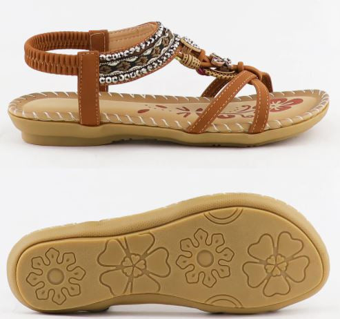 Close-up van de platte zolen van comfortabele Bohemia dames sandalen, ideaal voor zomerse stijl.