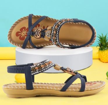Elegante dames zomersandalen met platte, comfortabele zolen. Modieuze Bohemia slippers voor een zomerse look.