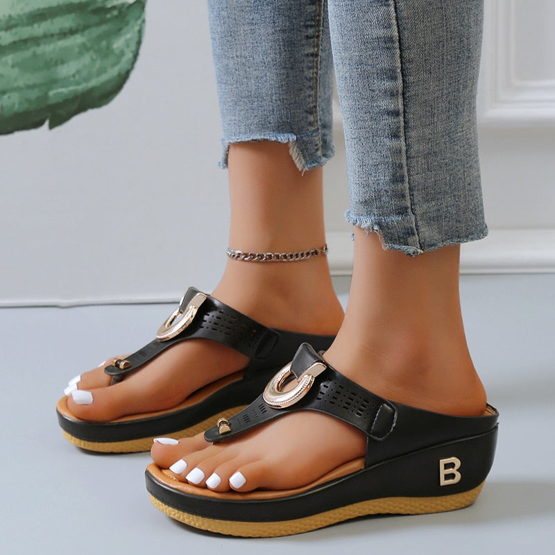Trendy instapper damessandalen (NicySandals) met een modern design, perfect voor zomerse dagen.
