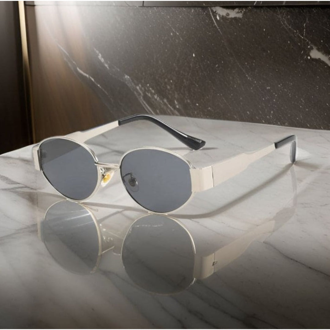Hoogwaardige dames zonnebril met ovale glazen voor een fashionable look en complete UV400 bescherming.