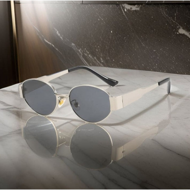 Hoogwaardige dames zonnebril met ovale glazen voor een fashionable look en complete UV400 bescherming.