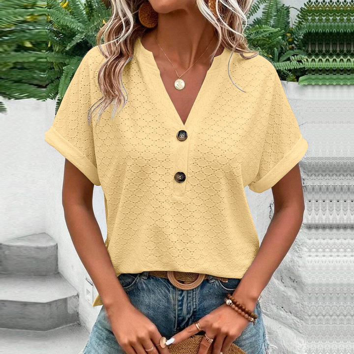 Stijlvolle damesblouse met knoopsluiting, v-hals en korte mouwen, perfect voor zomerse casual looks.