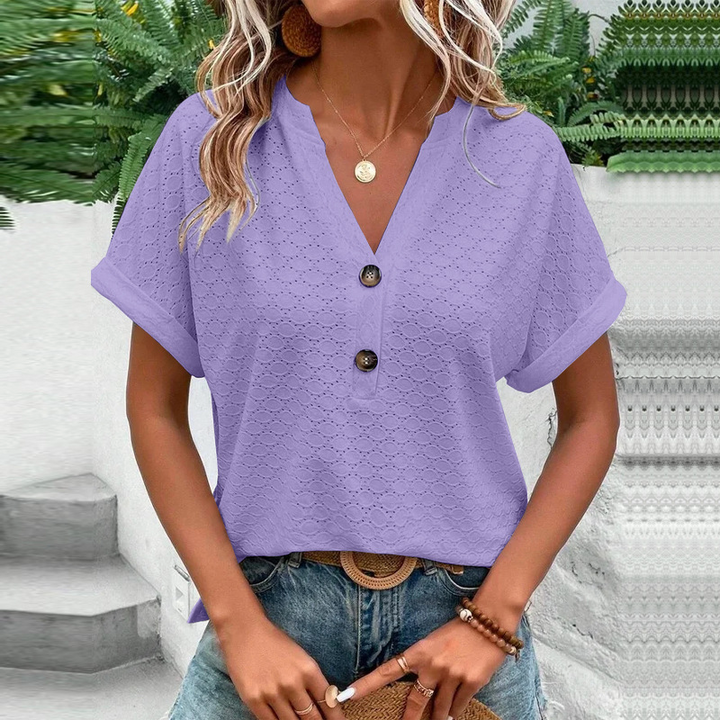 Trendy dameskleding: een veelzijdige damesblouse met knoopsluiting en korte mouwen voor elke modebewuste vrouw.