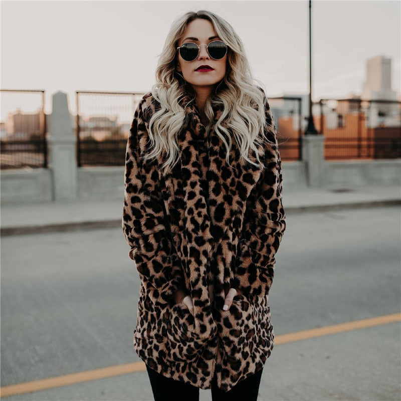 Warme dames winterjas met capuchon en trendy luipaardprint voor een stijlvolle look.