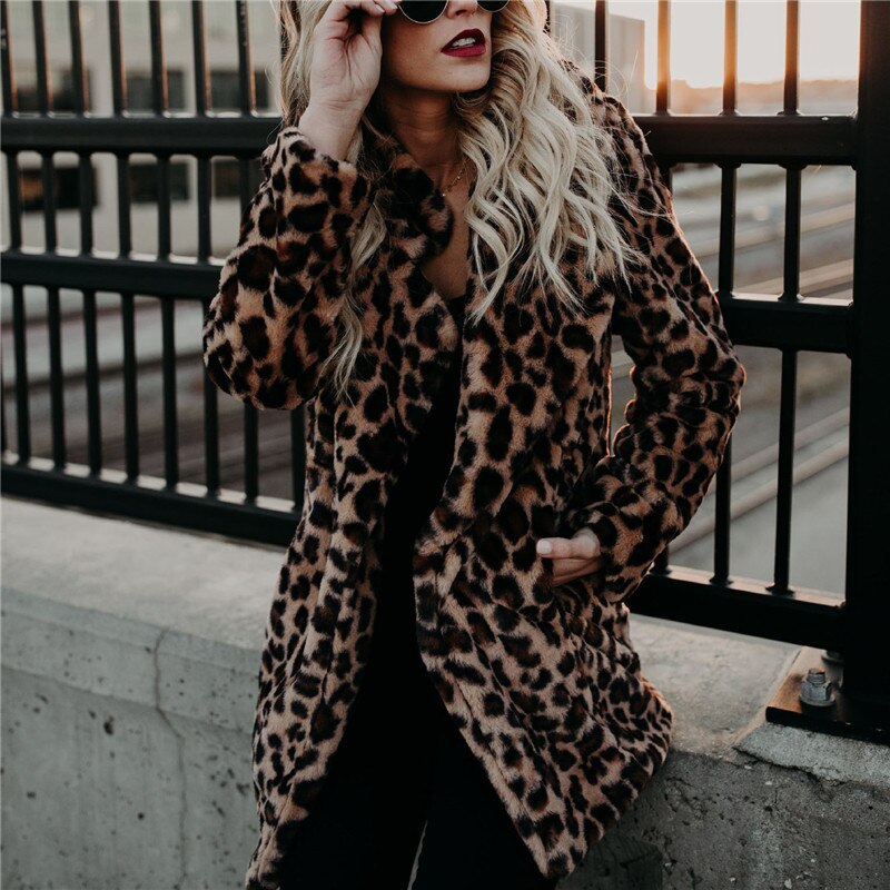 Casual damesjas met gedurfde luipaardprint, perfect als bovenkleding voor elke gelegenheid.
