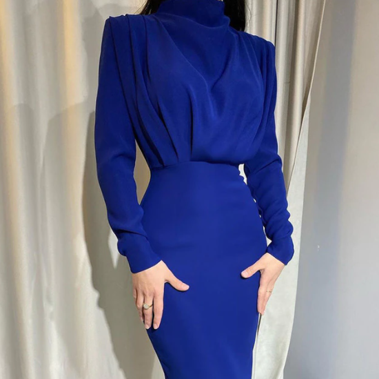 Elegante damesjurk met lange mouwen, veelzijdig voor diverse gelegenheden. Een modieuze toevoeging aan vrouwenkleding.