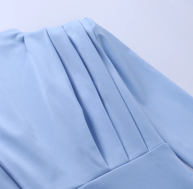 Stijlvolle damesjurk met lange mouwen, comfortabele pasvorm. Elegante en veelzijdige jurk voor vrouwen, geschikt elk seizoen.
