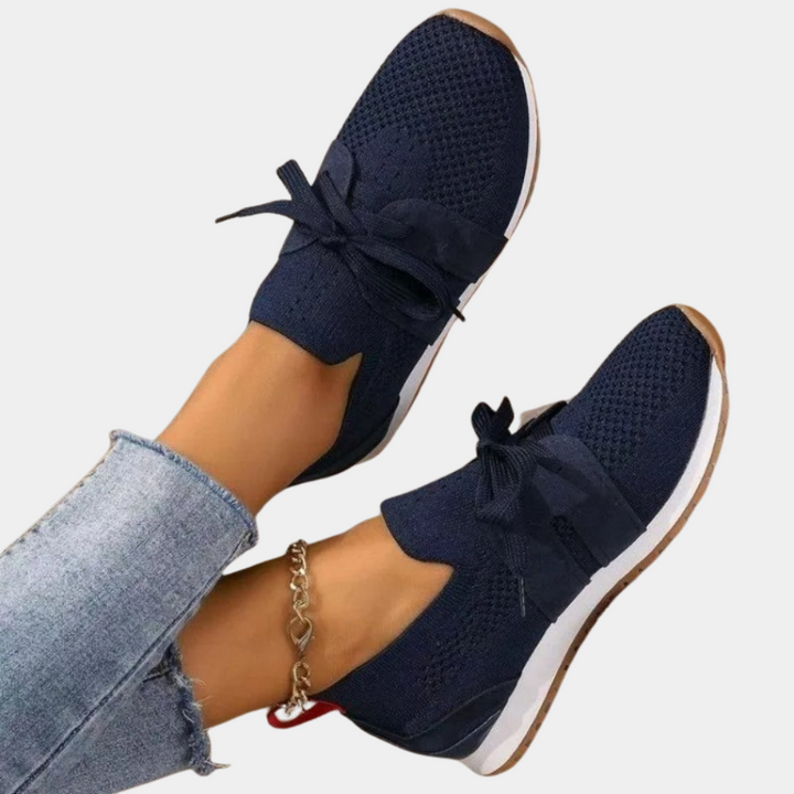 Stijlvolle damessneakers, slip-on design, elegant en comfortabel, veelzijdige afwerking, perfecte pasvorm voor elke outfit.