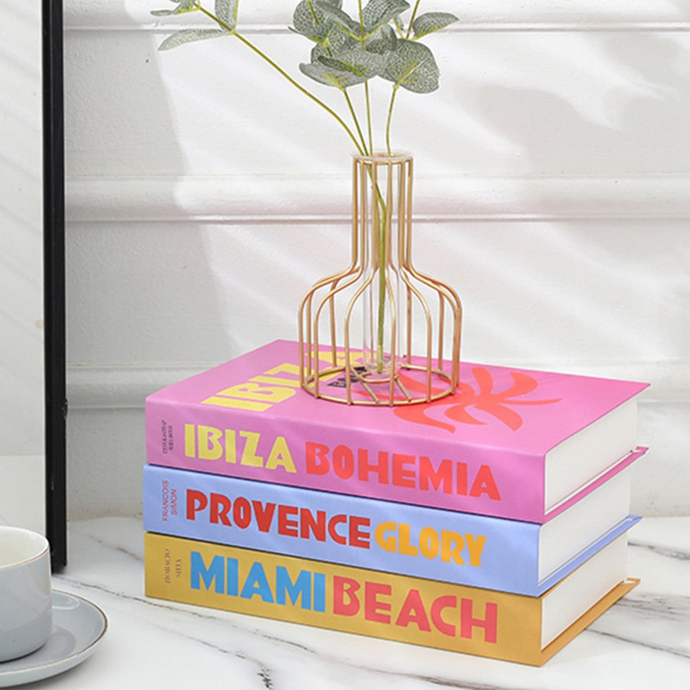 Decoratieve boeken voor een chique touch; veelzijdig accessoire voor een stijlvolle woonkamer inrichting.