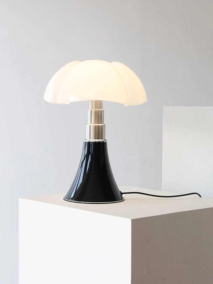 Warme, dimbare LED verlichting van moderne design tafellamp. Creëert een sfeervolle ambiance voor woonkamer of slaapkamer.