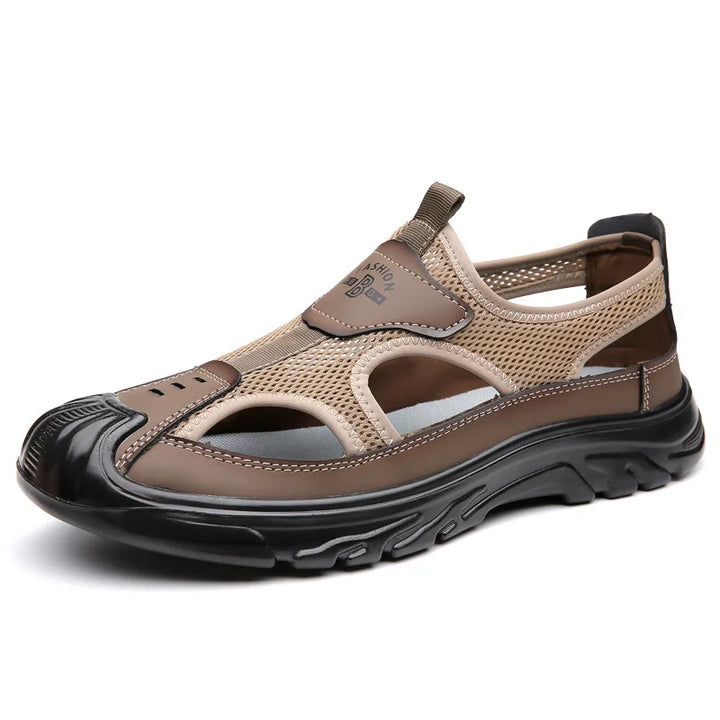 Gedetailleerde close-up van de ademende mesh stof en robuuste zool van de comfortabele heren sandalen Leon.