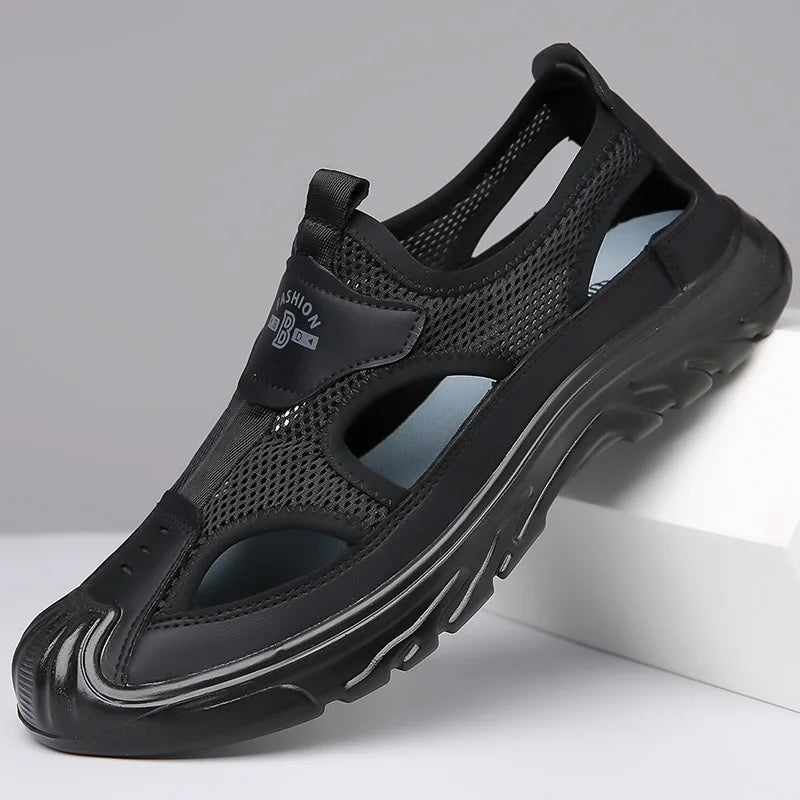 Heren sandalen Leon gedragen in een zomerse buitenomgeving, perfect voor casual stijl en comfort.