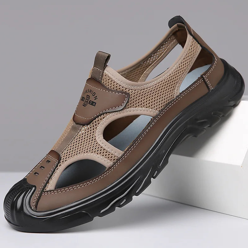 Zijaanzicht van de ademende heren sandalen Leon met stevige antislip zool en flexibele mesh constructie.