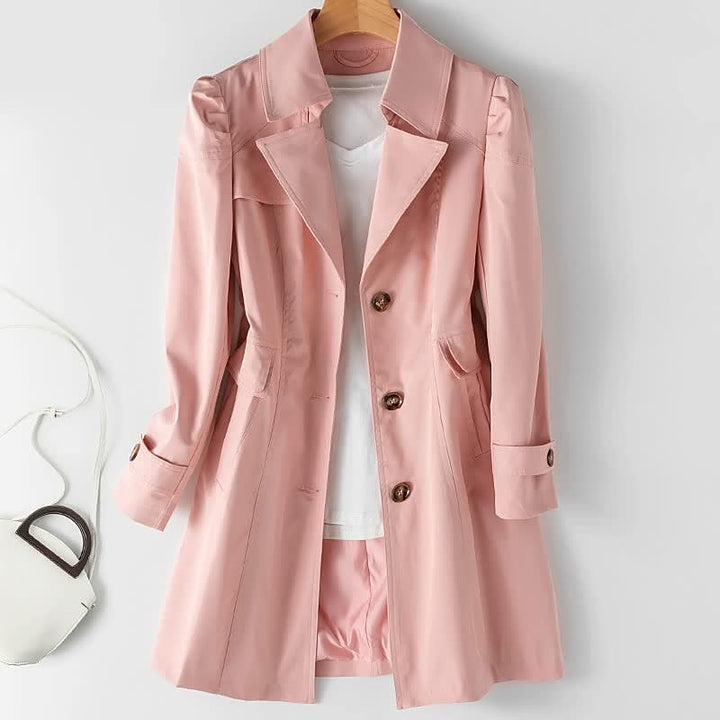 Elegante ComfyCoat™ damesjas in een neutrale kleur, ideaal als tussenjas voor elk seizoen, combineert comfort & stijl.
