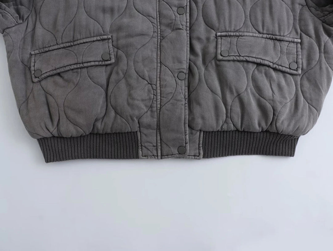 "Stijlvolle en loszittende grijze damesbomberjack voor een trendy, elegante look en comfortabele pasvorm, ideaal voor elke ge
