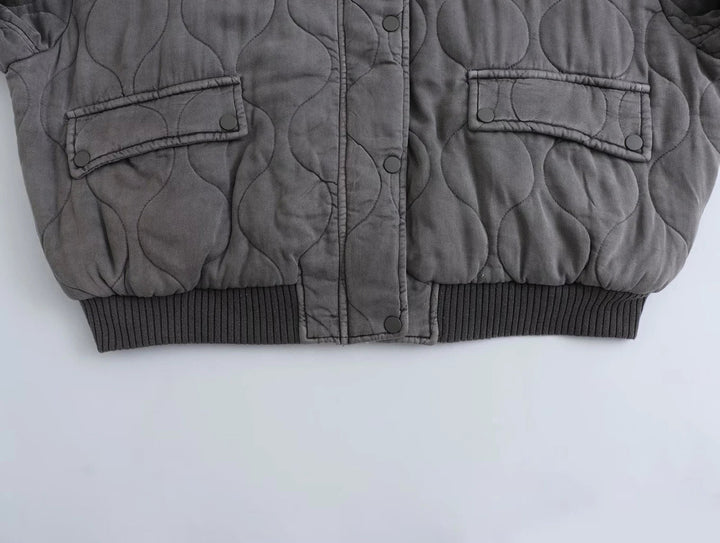 "Stijlvolle en loszittende grijze damesbomberjack voor een trendy, elegante look en comfortabele pasvorm, ideaal voor elke ge