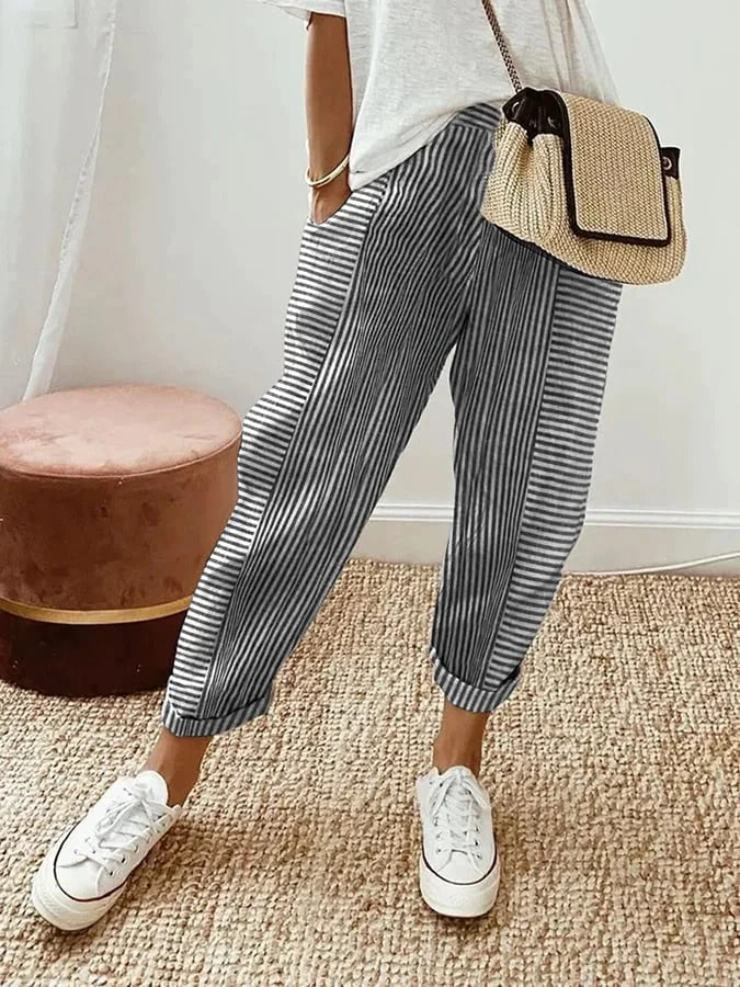 Elegante gestreepte dames enkelbroek, een comfortabele casual chino. Perfect voor een stijlvolle zomeroutfit.