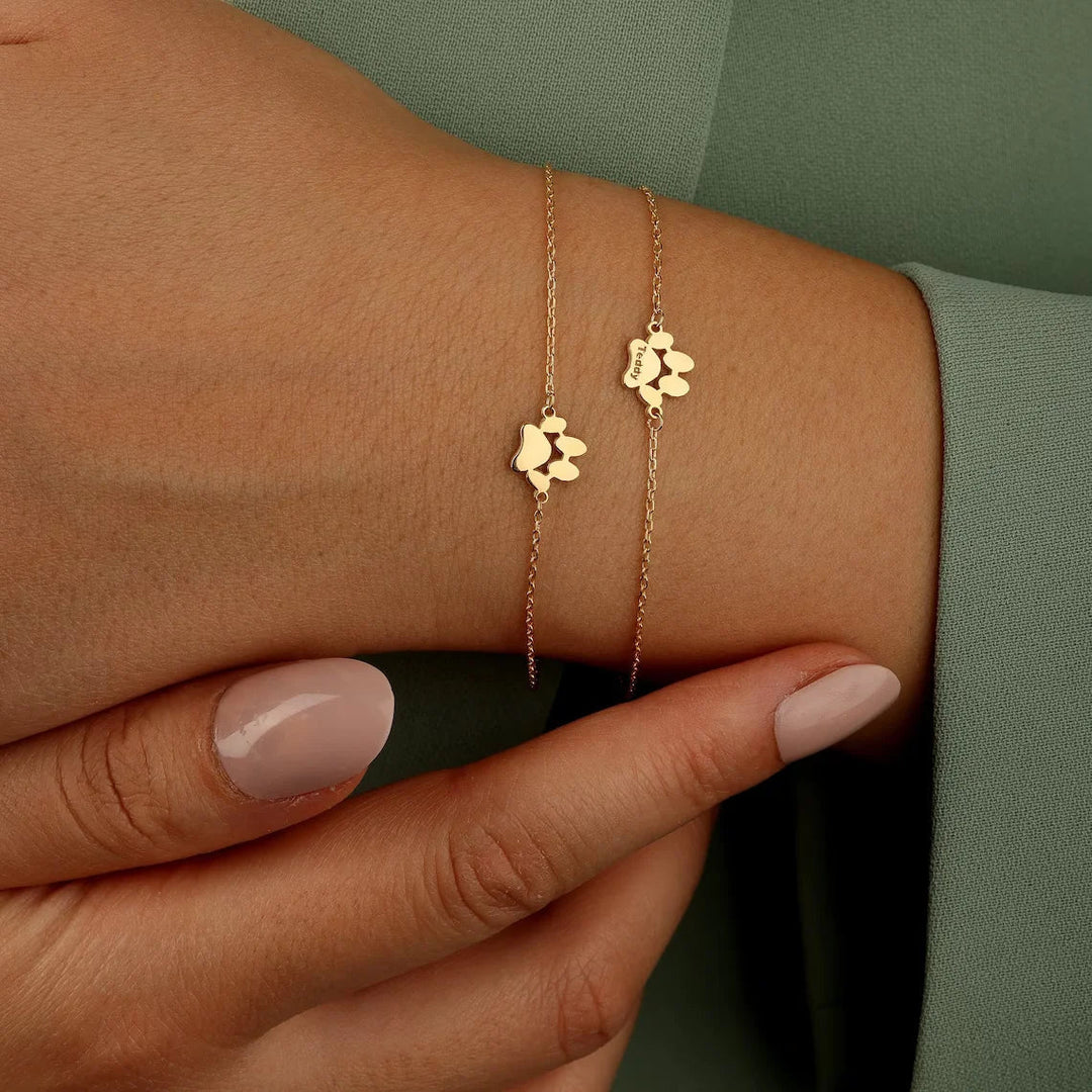 "Stijlvolle gouden armband met persoonlijke pootafdrukgravure, draag je huisdier altijd bij je. Voor dierenliefhebbers."