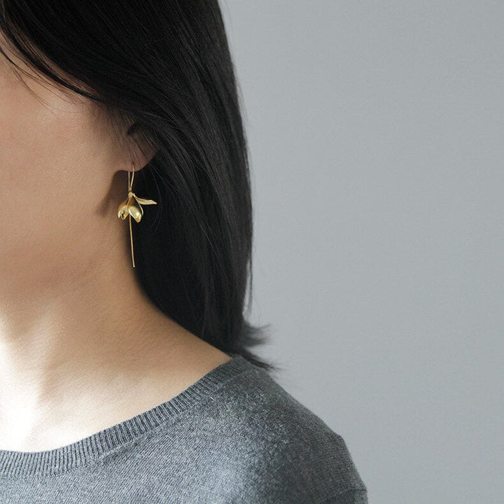 Stijlvolle gouden damesoorbellen met bloemdesign, lichtgewicht en perfect voor dagelijks gebruik.