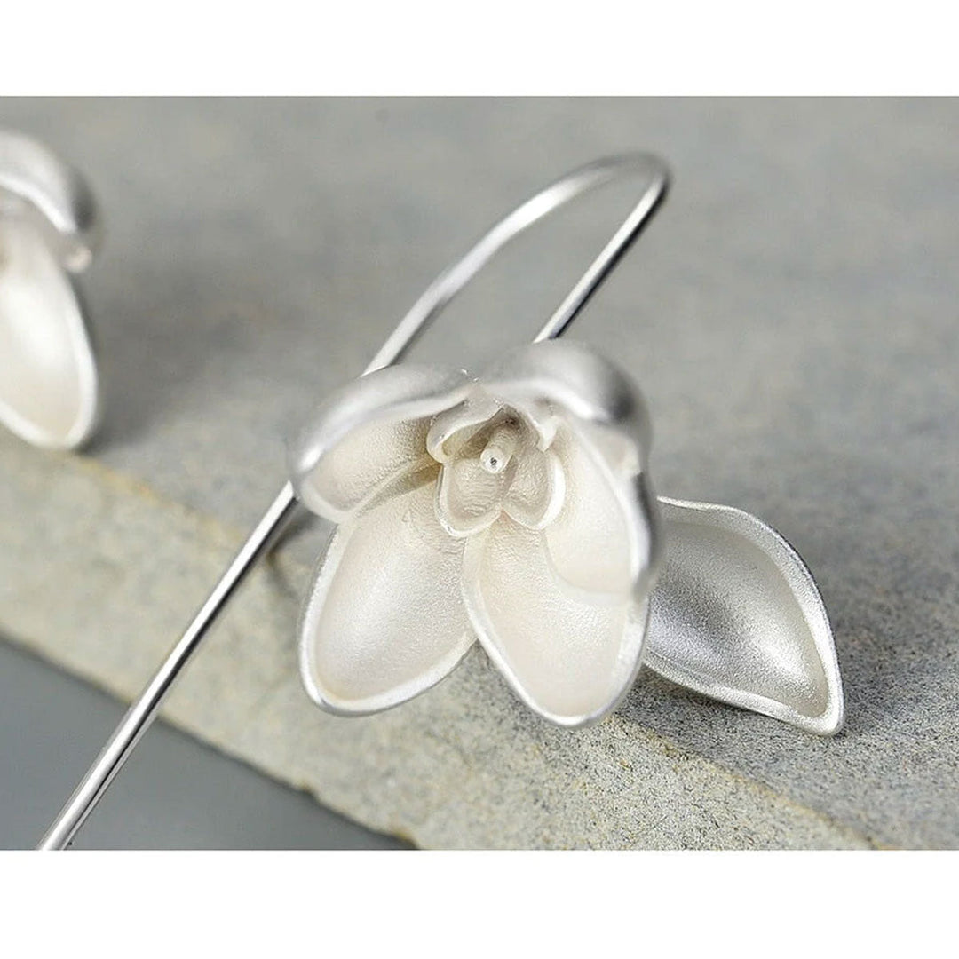 Mooie gouden oorbellen, subtiel bloemdesign, lichtgewicht en een must-have sieraad voor dames.