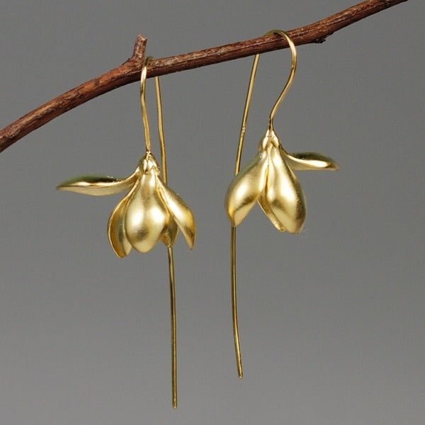 Elegante zilveren oorbellen met subtiel bloemdetail, veelzijdig en comfortabel voor elke gelegenheid.