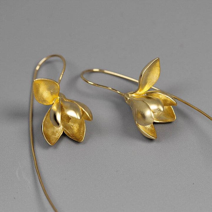 Gouden oorbellen voor dames, met een modern bloemdesign. Perfecte sieraden voor een vleugje elegantie.
