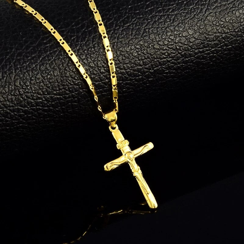 Close-up van de glanzende gouden ketting, een stijlvol en duurzaam heren- en damessieraad.