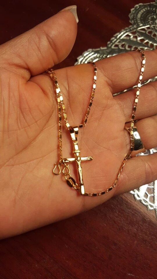 Herenmodel draagt elegante gouden halsketting, een trendy accessoire voor elke stijlvolle man.