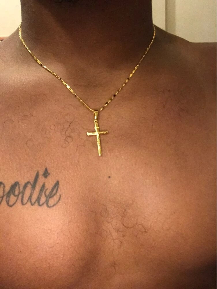 Vrouwelijke model met stijlvolle gouden ketting, perfect sieraad dat elke outfit compleet maakt.