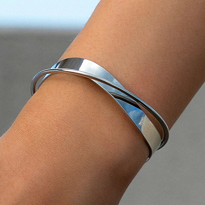 "Stijlvolle goudkleurige armband met kruissymbool, verstelbaar ontwerp voor dames, ideaal als mix & match sieraad."