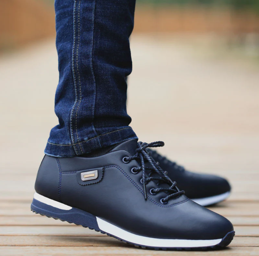 Zwarte heren casualschoenen. Comfortabele en trendy lage sneakers voor een stijlvolle dagelijkse look.