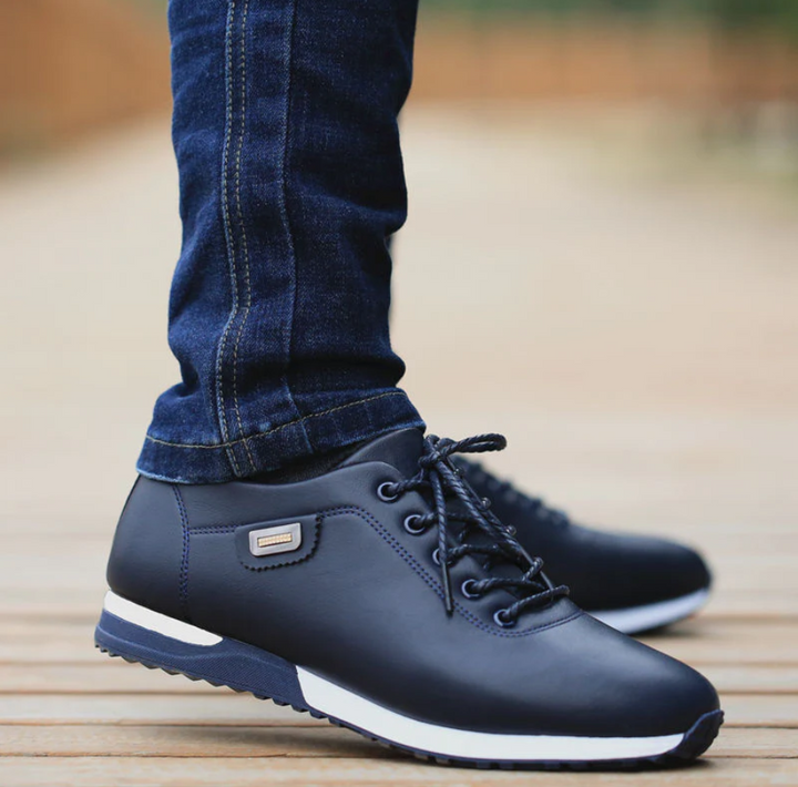 Zwarte heren casualschoenen. Comfortabele en trendy lage sneakers voor een stijlvolle dagelijkse look.