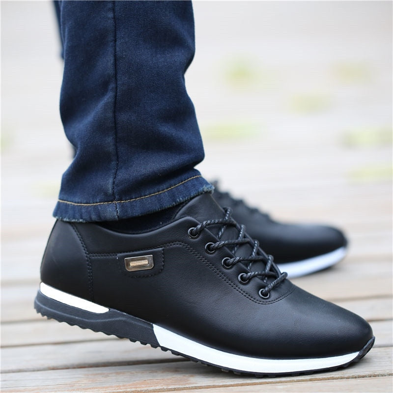 Witte moderne herensneakers. Veelzijdige casual sportschoenen met uitstekend comfort voor dagelijks gebruik.