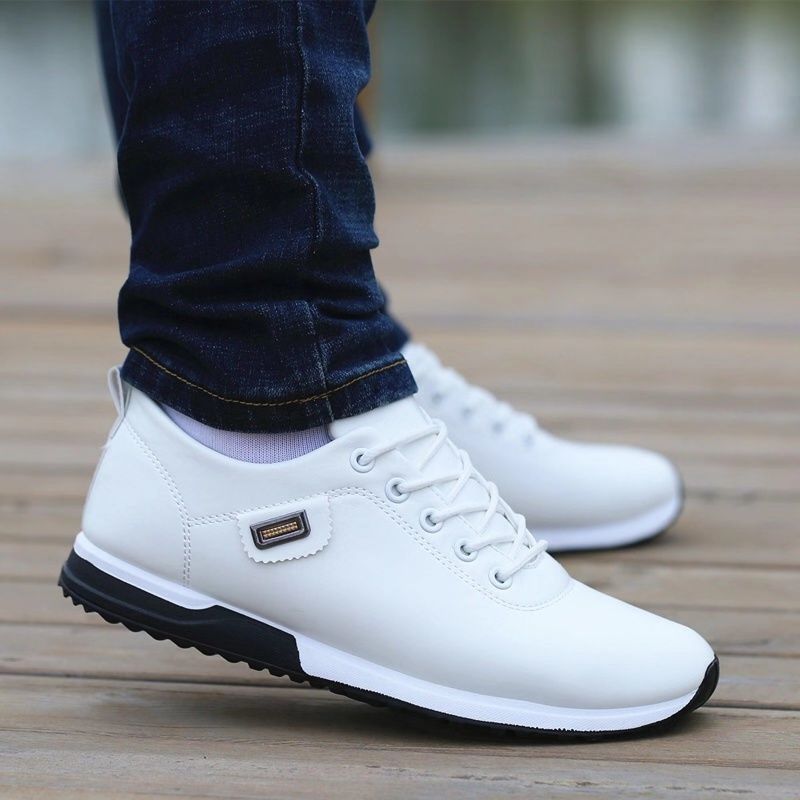 Blauwe stijlvolle heren lage sneakers. Perfecte comfortschoenen voor een trendy en ontspannen casual look.