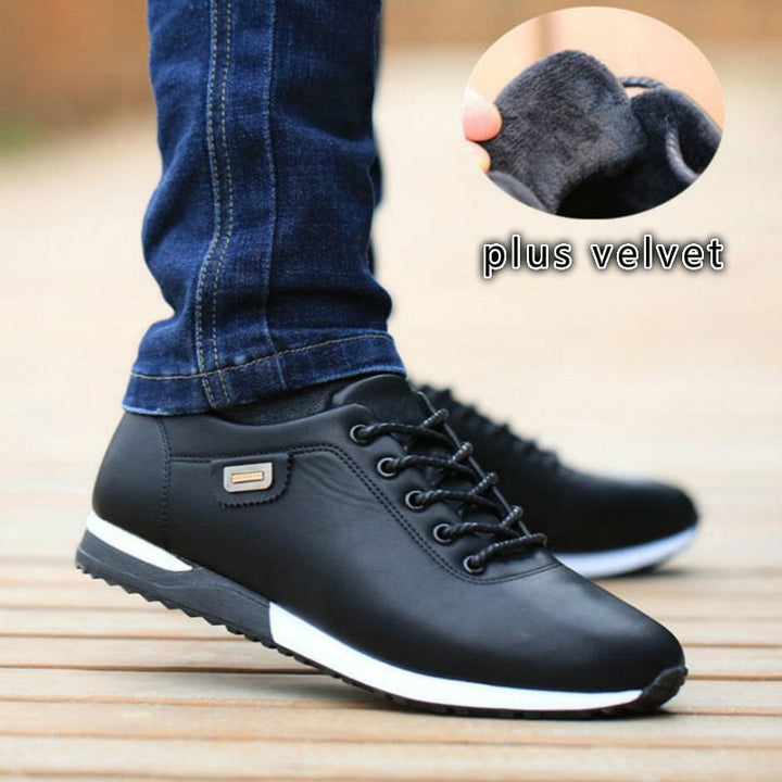 Trendy herensneakers in zwart, wit en blauw. Veelzijdige casualschoenen die stijl en comfort combineren.