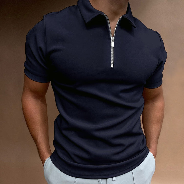 Close-up van de ritssluiting op een effen heren polo. Stijlvolle en comfortabele casual kleding voor mannen.