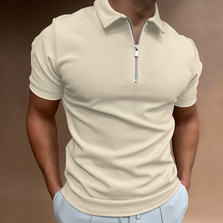 Hoogwaardige effen heren polo met ritssluiting. Comfortabele casual top, essentieel voor zomerse herenmode.