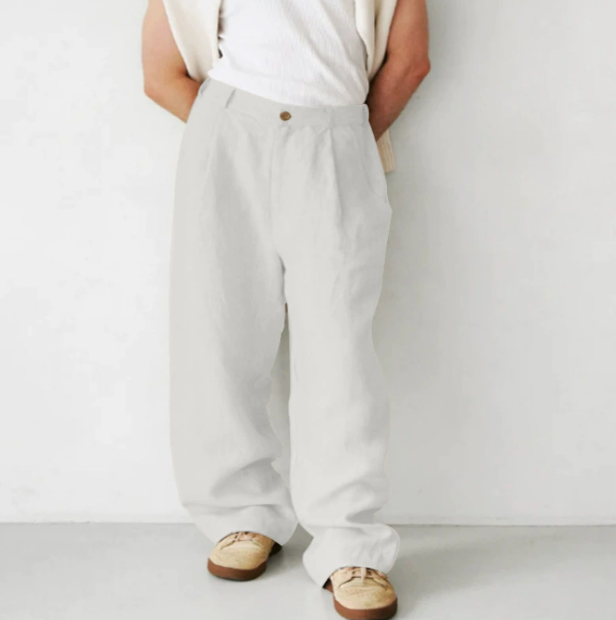 Comfortabele herenbroek met losse pasvorm en geplooide wijde pijpen, ideaal voor casual en smart-casual mode.