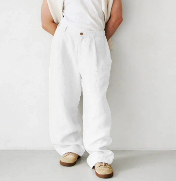 Trendy heren chino met geplooide details en wijde pijpen. Een losse, stijlvolle broek voor dagelijkse mode.