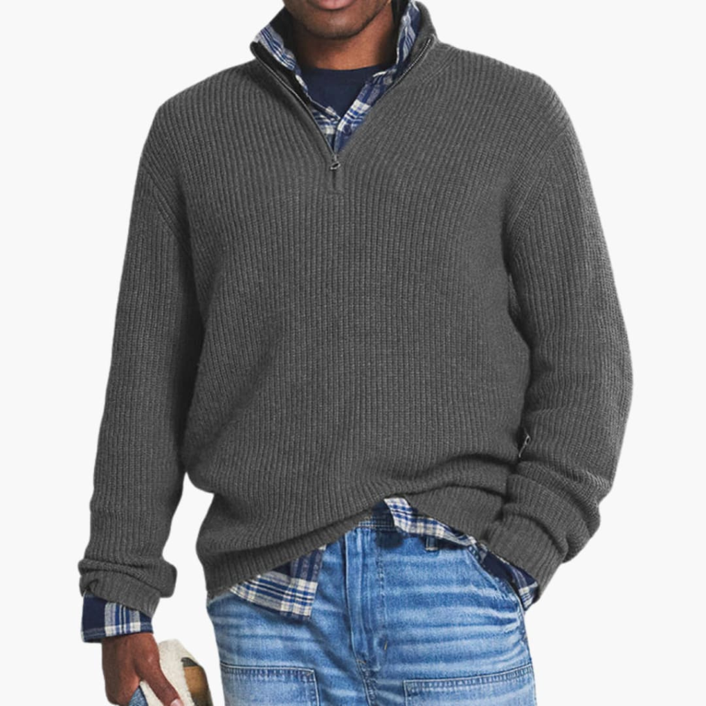 Man draagt casual geribbelde heren trui met halve rits. Comfortabele gebreide trui voor dagelijkse stijl.