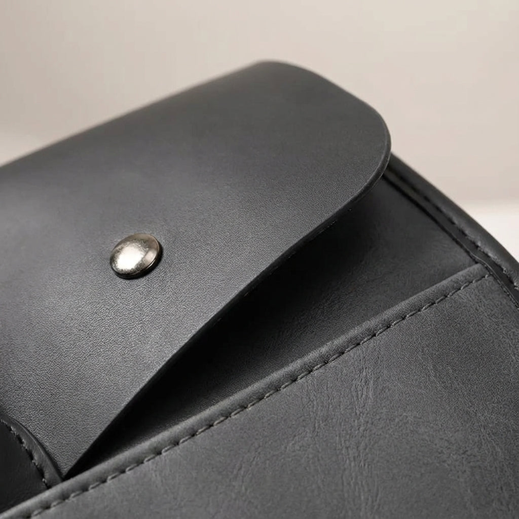 Comfortabele heren schoudertas (RetroCarry) van PU leer, gedragen over de schouder. Perfect als pendeltas of aktetas.