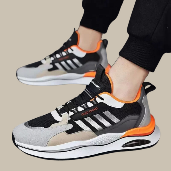Man loopt comfortabel in stijlvolle heren retro sneakers, perfect voor een actieve dag met vintage flair.