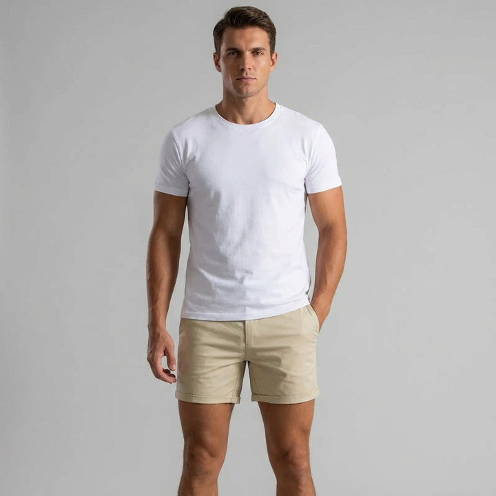 Witte slim fit heren korte broek, modieus en comfortabel. Essentieel voor een casual, zomerse uitstraling.