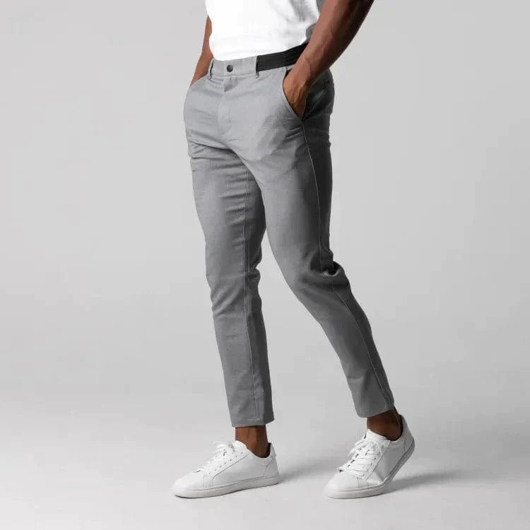 Comfortabele heren chino in een neutrale kleur, gemaakt van ademende stretchstof voor dagelijks gebruik.