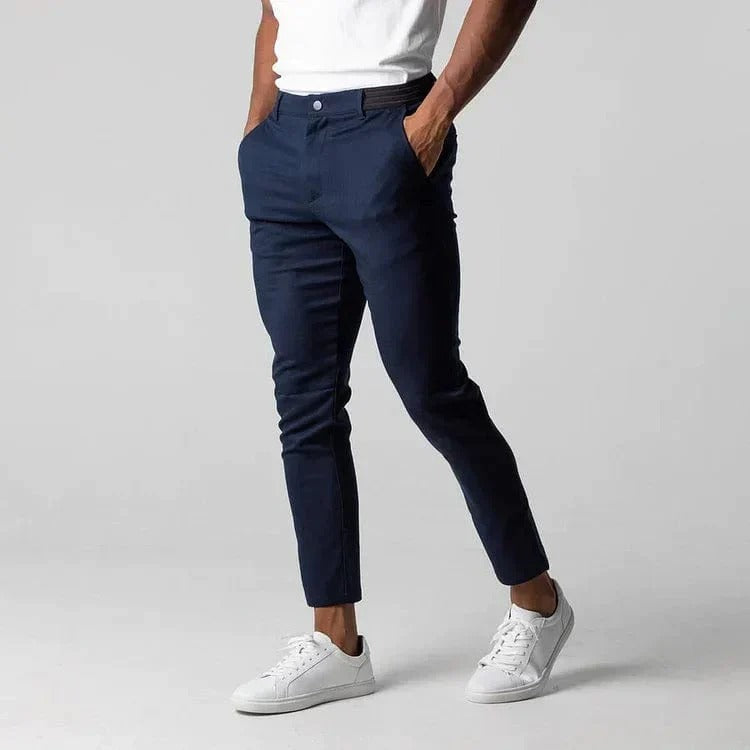 Zakelijke herenbroek chino, getoond op model, met een strakke pasvorm en flexibele stretch voor de hele dag.