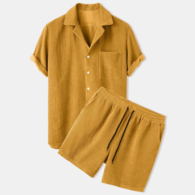 Stijlvolle heren tweedelige zomer outfit. Comfortabel shirt en casual korte broek voor een trendy combiset.