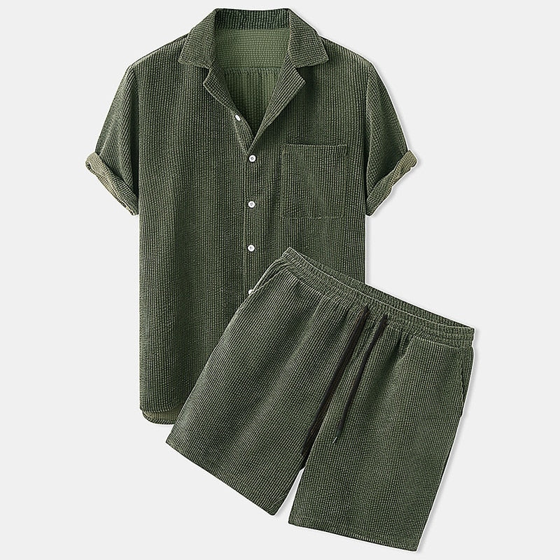 Sportieve heren combiset voor de zomer. Zacht shirt en bijpassende korte broek, ideaal voor casual mode.