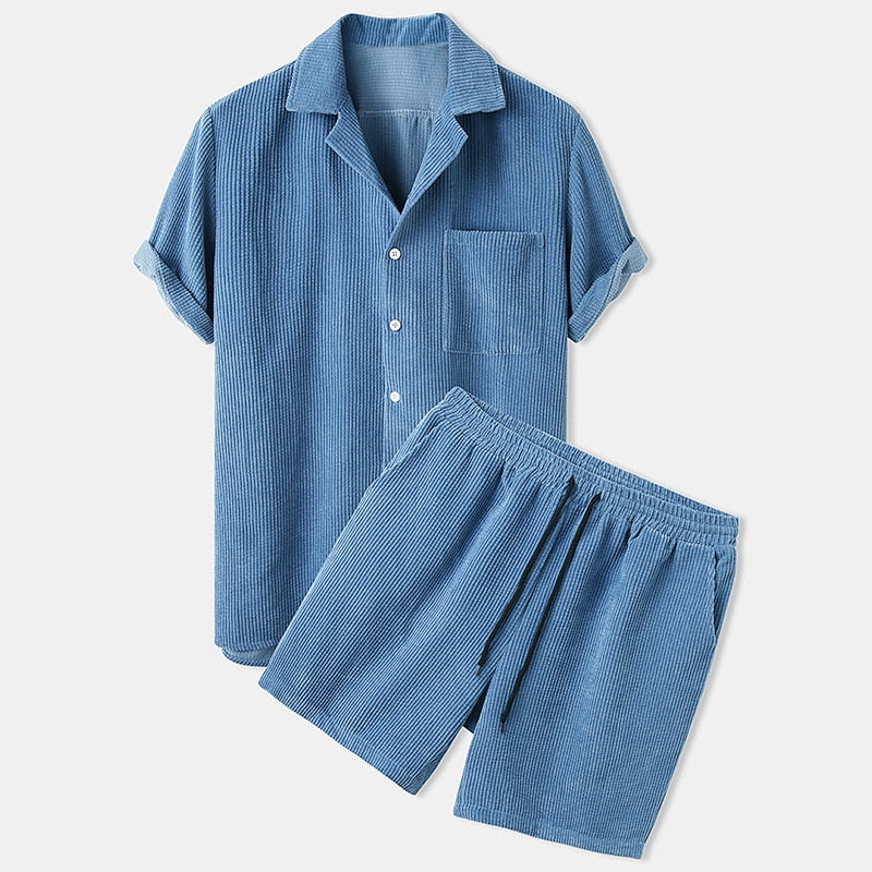Trendy herenmode: tweedelige set met relaxed zomer shirt en comfortabele korte broek. Perfecte combi outfit.